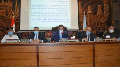 محافظ الغربية يعقد اجتماعا لمتابعة أعمال الترع والصرف