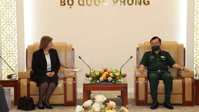 السفيرة المصرية في فيتنام تلتقي نائب وزير الدفاع الفيتنامي