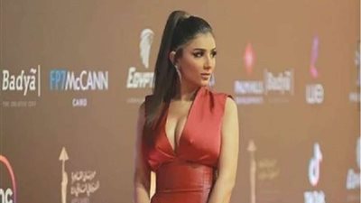 مي عمر تتصدر جوجل بسبب صور بناتها من الحجر المنزلي