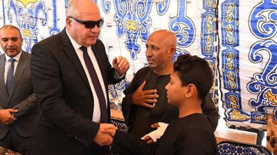 محافظ قنا يقدم واجب العزاء فى وفاة 6 أشقاء بنقادة