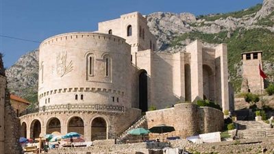 دولة تبيح سرقة آثارها التي جعلتها على وشك أن تمحي تاريخها.. تفاصيل