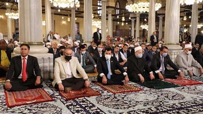 وزير التنمية المحلية يؤدي شعائر صلاة الجمعة بمسجد الحسين بمناسبة العيد القومي لمحافظة القاهرة