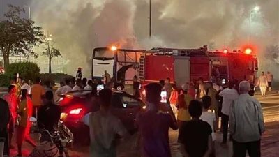 عاجل.. اشتعال النيران بأتوبيس سياحي بالغردقة.. صور