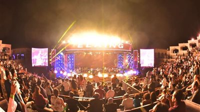 تدافع قوي بين جمهور الكينج محمد منير أمام بوبات دخول حفلة إسكندرية