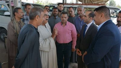 نائب محافظ سوهاج يتفقد سير العمل بمواقف سيارات الأجرة بمركزي المنشاة وجرجا