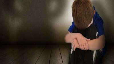 أب يضرب ابنه بطريقة بشعة لهذا السبب