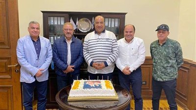 جهاز الفريق الأول لكرة القدم و مدير نادي الاتحاد بسموحة  يُهنئون مصيلحي بعيد ميلاده