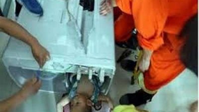 بالصور.. الأمن ينقذ فتاة عالقة داخل غسالة والسبب 