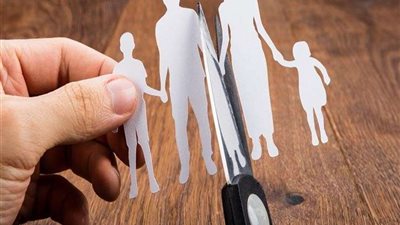 خلفتها بنات.. أب يطلق زوجته بعد 12 سنة زواج ويعذب بناته إرضاء للزوجة الثانية (فيديو)