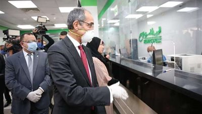 وزير الاتصالات يتابع انتظام صرف المرحلة الثانية من منحة الـ500 جنيه للعمالة غير المنتظمة