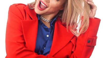 شيرين رضا بالأحمر: الابتسامة العريضة أفضل تعبير يمكنك استخدامه