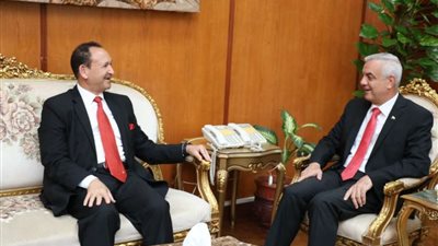 رئيس جامعة المنوفية يستقبل نائب رئيس مجلس الدولة لمناقشة رسالة دكتوراة