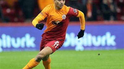 مصطفى محمد يودع جالاتا سراي بالدموع قبل السفر إلى فرنسا  | فيديو