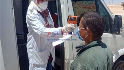 توقيع الكشف الطبي على العاملين بالطريق الصحراوي الغربي ضمن قافلة لصحة المنيا