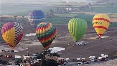 خاص .......... استئناف نشاط البالون الطائر بسماء الأقصر بعد توقف 24 ساعة غدا