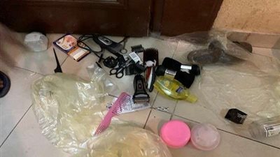 شاهد.. القبض على حلاقين في السعودية حولا منزلهما لـ 