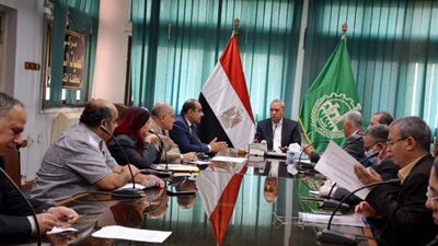 محافظ القليوبية يناقش أعمال تطوير كورنيش ممشى بنها