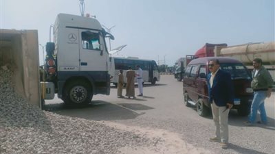 انقلاب سيارة نقل محملة بالطوب على أخرى بالمنيا