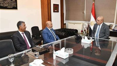 وزير الإسكان يستعرض المسودة النهائية لمشروع المواصفات الفنية للأعمال المدنية