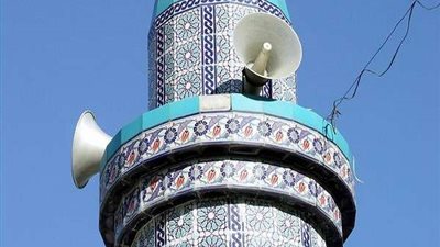 برلماني يوضح سبب بث آيات القرآن عبر مكبر صوت من أعلى منزله