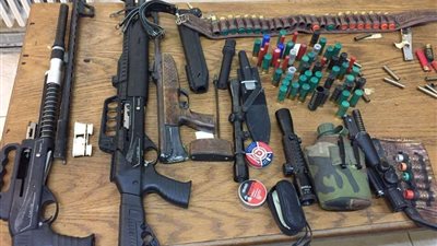 الأمن السعودي يداهم وكرًا للأسلحة والمخدرات ويضبط 19 متورّطًا في عسير