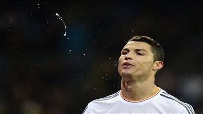 ظل تفشي كورونا.. مقترح بتجريم البصق في الملعب