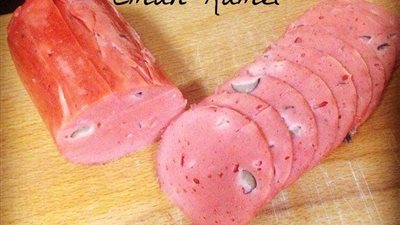 أمن الجيزة يضبط 2,1 طن برجر ولانشون غير صالحة بالعمرانية