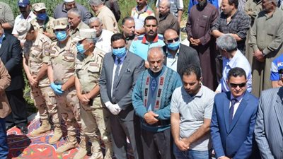 محافظ الدقهلية يقدم واجب العزاء في شهيد الوطن بشربين