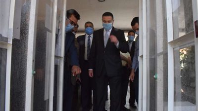رئيس جامعة بنها يتفقد بوابة التعقيم بهندسة شبرا