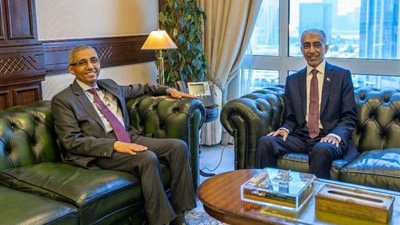 سفير مصر في المنامة يلتقي وزير الأشغال البحريني