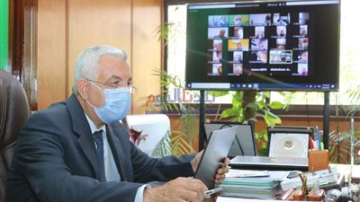 رئيس جامعة المنوفية يلتقي بأطباء معهد الكبد القومي المكلفين للعمل بمستشفيات العزل