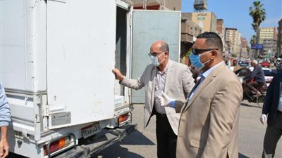 محافظ الدقهلية يوزع كراتين رمضان على عمال اليومية بالمنصورة ويرفض تصويرهم