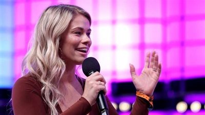 بعد نشرهاصورة عارية مع زوجها.. لاعبة تكشف سر خلعهما الملابس في الحجر الصحي