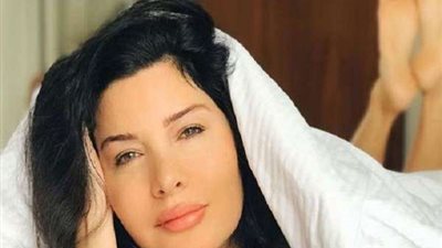 ظهرت فجأة خلال التصوير.. فتاة شبه عارية تكشف خيانة صحفي إسباني لرفيقته