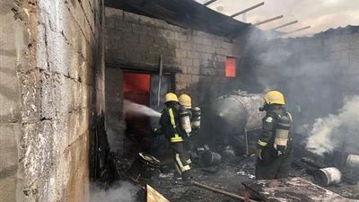 الدفاع المدني يسيطر على حريق هائل بمحل أثاث منزلي