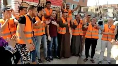 أهالي قرية بالقليوبية ينظمون ممر شرفي لاستقبال متعافي من كورونا