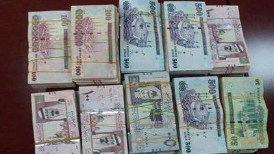 ضبط 360 ألف ريال سعودي مع راكب في مطار القاهرة قبل تهريبها