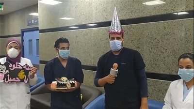 شاهد.. أطباء وتمريض مستشفى العزل بأسيوط يحتفلون بعيد ميلاد طفلة