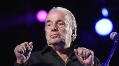 وفاة مغني عالمي شهير بعد إصابته بفيروس كورونا