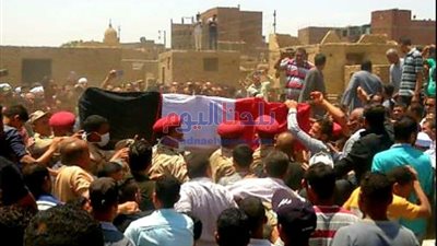 بالصور.. الآلاف من أهالي أخميم بسوهاج يشيعون جثمان الشهيد أحمد الكاملي