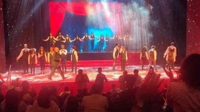 في إفتتاح القومي للمسرح.. وزيرة الثقافة تقف تحية لعرض 