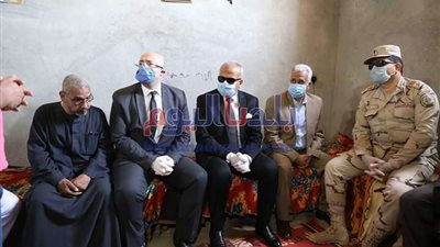 محافظ بني سويف يزور أسرة الشهيد 