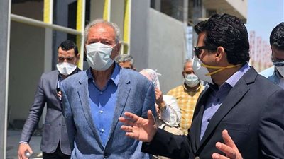 وزير الرياضة ورئيس الاتحاد الدولي لليد يتفقدان الصالة المغطاة بـ6 أكتوبر