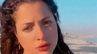 بـ مايوه جريء.. منى فاروق تثير الجدل على البحر مجددا