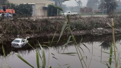 أمن الجيزة ينجح في استخراج ميني باص من ترعة المريوطية بالبدرشين