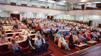 رئيس جامعة بنى سويف يشهد ختام دورة القيادات الجامعية للعاملين