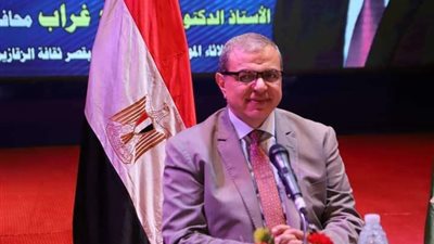 وزير القوة العاملة يسلم 100 عقد عمل لـ