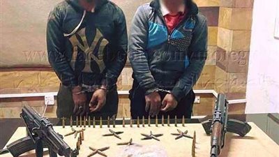 ضبط اثنين بالجيزة بحوزتهما 2 بندقية آلية و 250 جرام هيروين