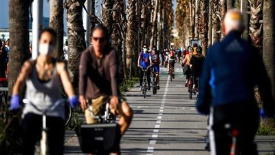 الإسبان يخرجون لأول مرة منذ 7 أسابيع مع تراجع وفيات كورونا