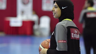 أول حكم دولي محجبة في العالم لكرة السلة تكشف أصعب 3 دقائق في حياتها